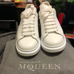 (WHITE/BLACK) ALEXANDER MCQUEEN ( LIGHT USE )